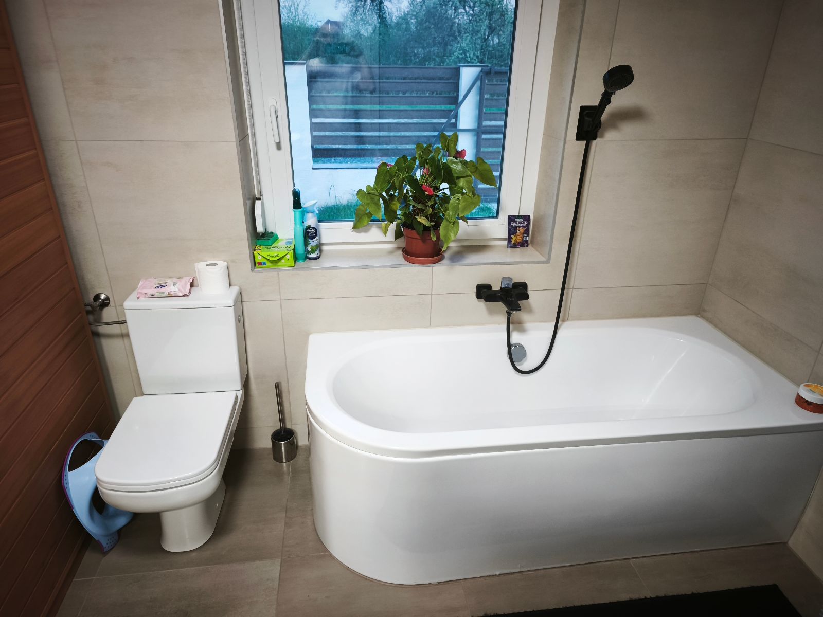Családi fürdőszoba káddal és WC-vel