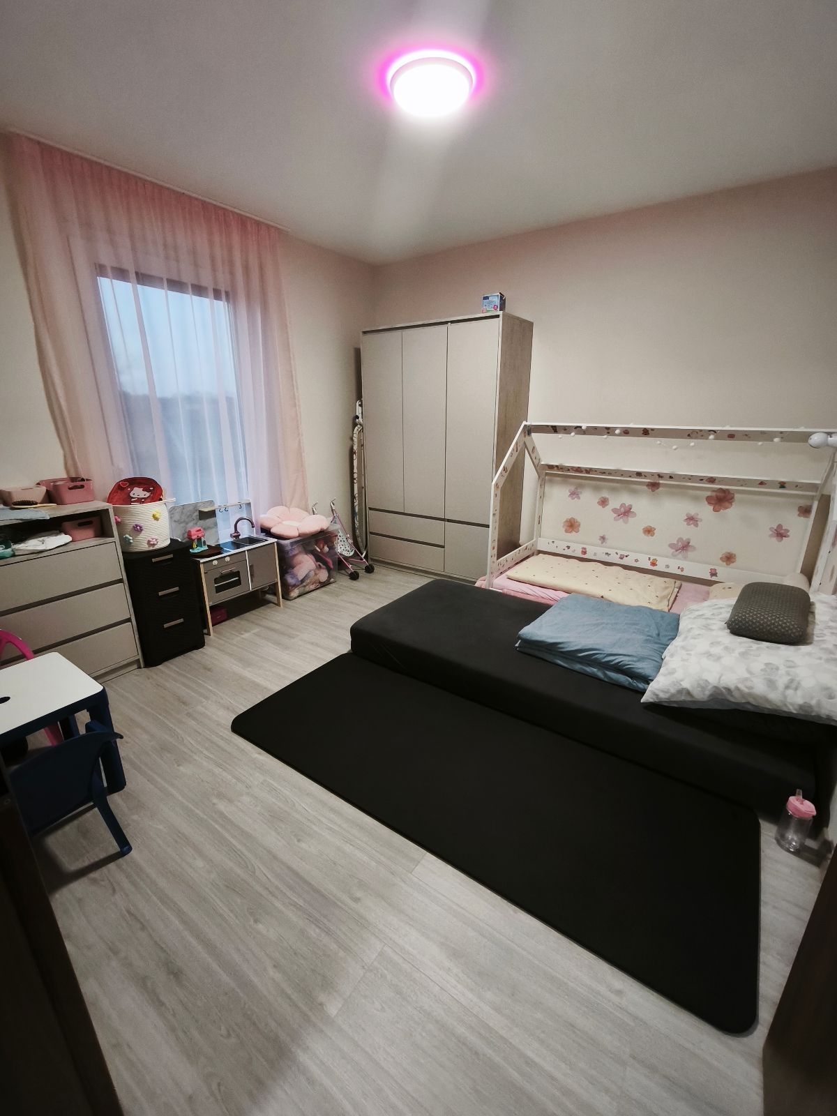 Gyerekszoba ház-ággyal